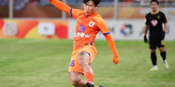 中国男足金靴刚留洋首秀，就在对阵欧冠豪门的比赛中进球，已坐稳主力